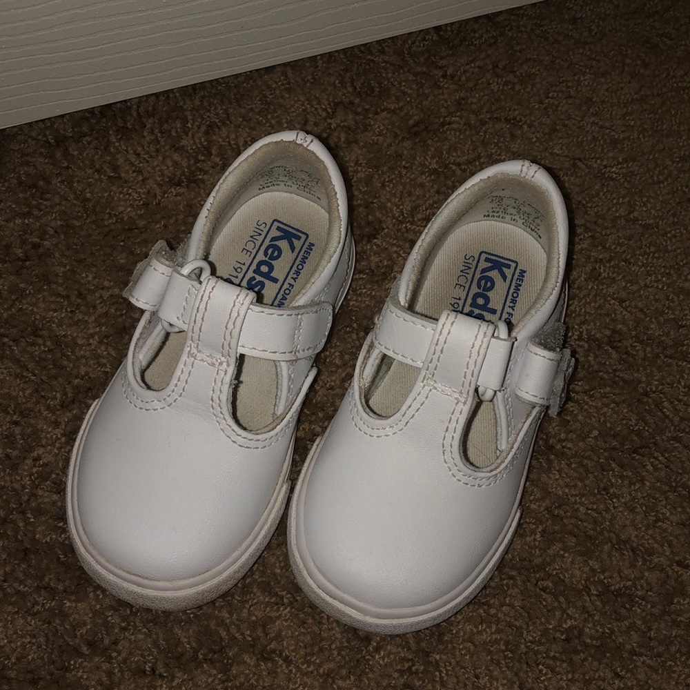 T strap keds